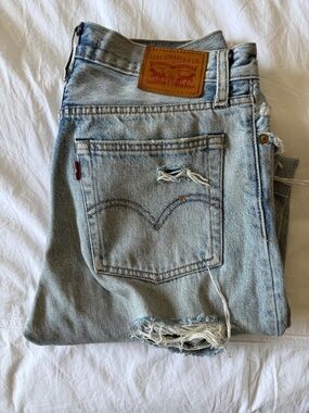 Levi's Light Blue Women's Ankle Cropped Distressed Jeans